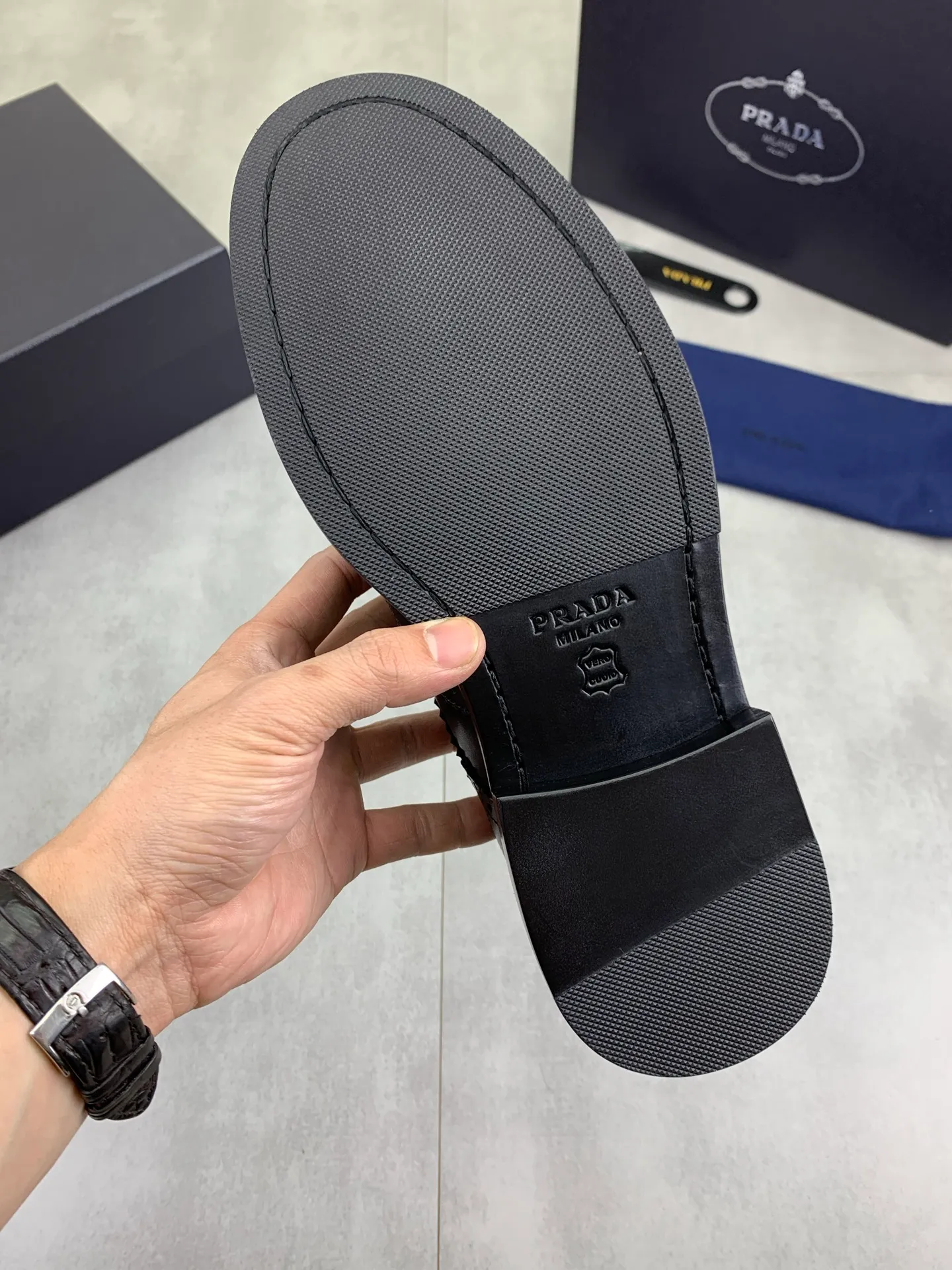 Factory price P980 💰 (genuine leather outsole series) original quality, top version 🔱 ＰＲＡＤＡPrada. Men's business casual leather shoes, top quality cow leather. 1:1 shipment⬆️Luxurious and noble👞All imported original color-changed cowhide, just to create a more comfortable wearing experience. Upper: Original comfortable selected high-end color-changed calfskin➕Top imported water-dyed full cow lining, original lightweight and comfortable high-grade genuine leather outsole✔️Code number: 39-44 (38 45 46 47 can be customized)
